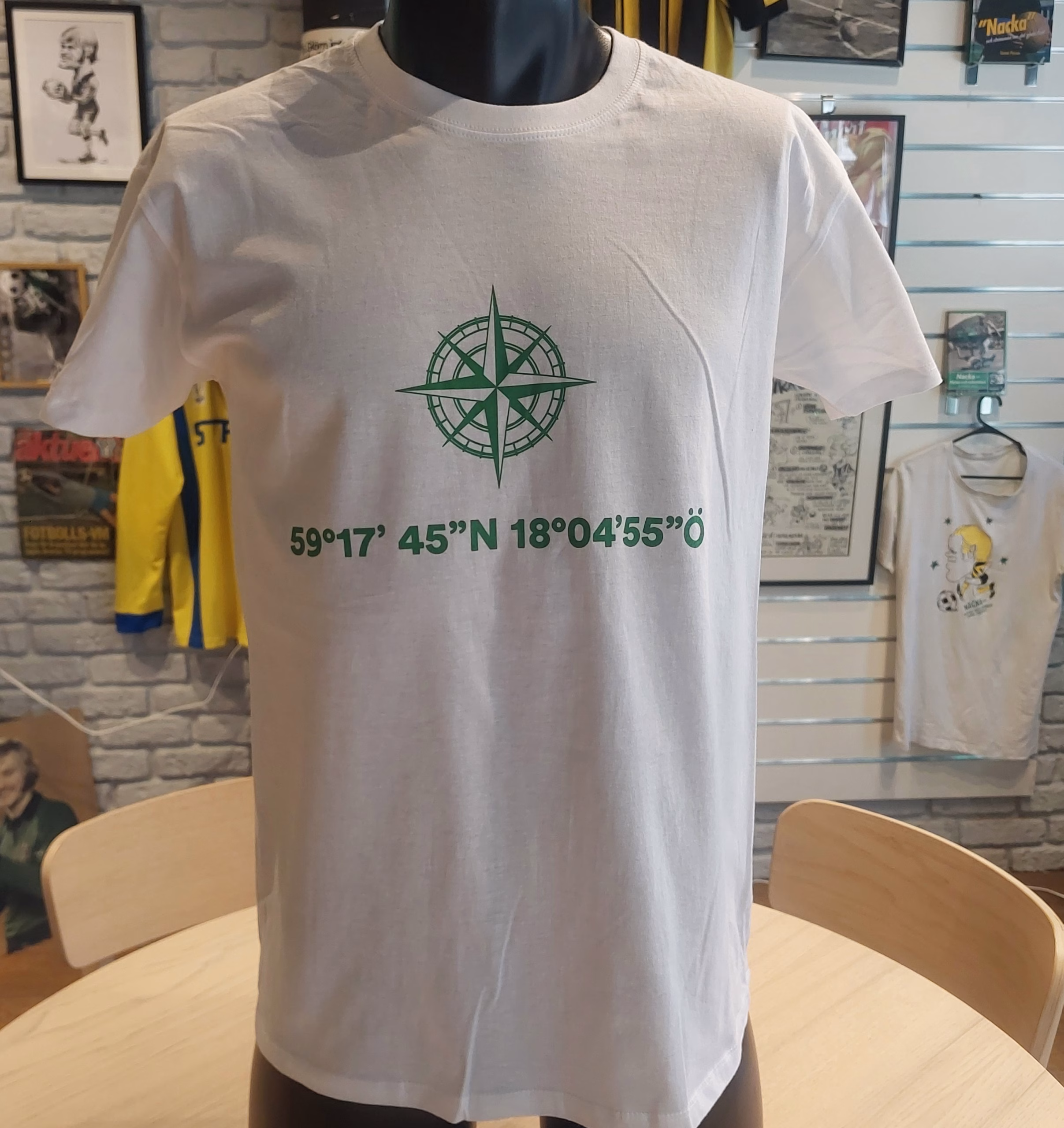 T-shirt Söderstadion koordinater & Kompassros. -Vit
